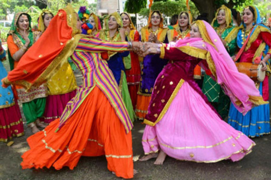 زنان هندی در یک فستیوال سنتی