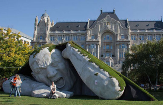 یک مجسمه غول پیکر در بوداپست مجارستان