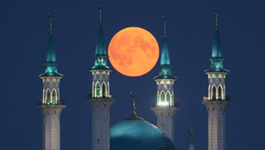 ماه در پشت مسجدی در کازان روسیه