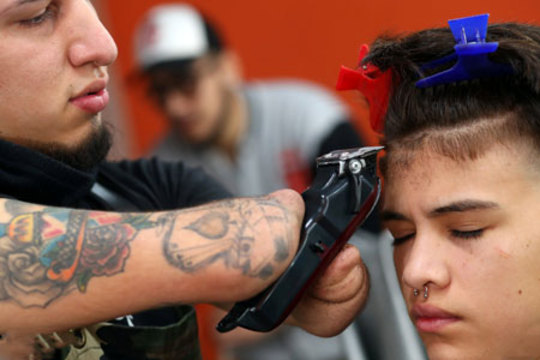 مهارت آرایشگر بی دست آرژانتینی