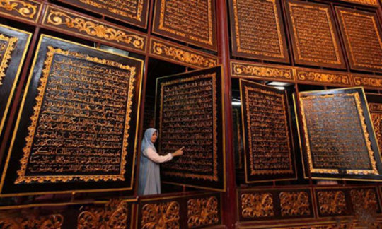 بازدید از صفحات یک قرآن درج شده روی چوب در اندونزی