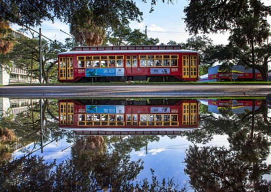 انعکاس تصویر یک خودروی حمل و نقل در آب در نیواورلئان آمریکا
 