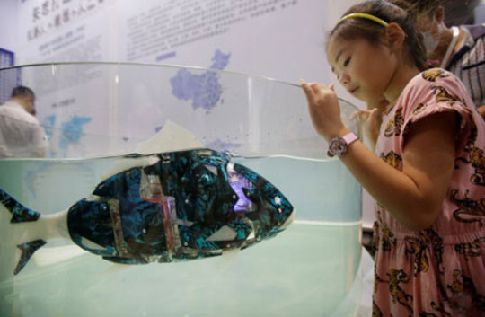 تماشای یک ماهی روباتیک در پکن