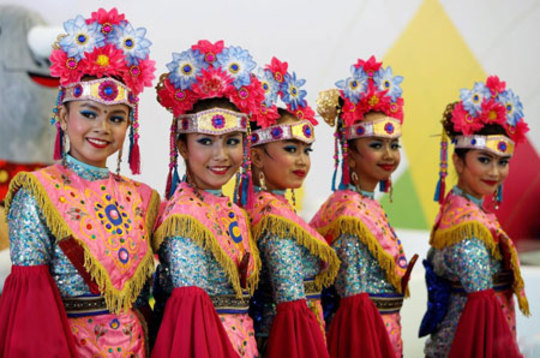 دختران اندونزیایی با پوشش سنتی در بازی های آسیایی