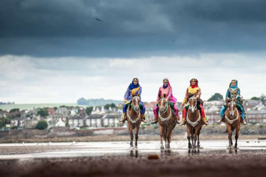 گروهی از زنان گارد سلطنتی عمان با لباس سنتی در نمایشگاهی در ادینبورگ اسکاتلند
