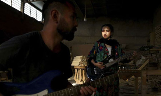 حکیم ابراهیمی و ثریا حسینی دو هنرمند افغان در یک کارگاه مبلمان در تهران