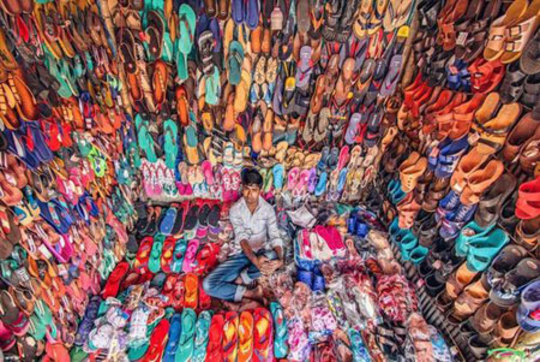 یک دمپایی فروشی در شهر داکا بانگلادش/ عکس روز وب سایت