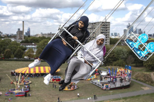 دو دختر مسلمان در یک شهر بازی در لندن در روز عید قربان