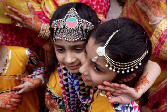 دختران مسلمان در لاهور پاکستان در مراسم جشن عید قربان