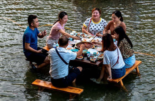 میز یک رستوران در وسط آب در هوای گرم چانگ چینگ چین