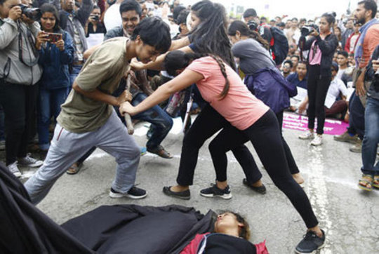 در پی تجاوز و قتل یک دختر نوجوان 13 ساله در نپال گروهی از فعالان مدنی در اقدامی نمادین دست به اعتراض زدند