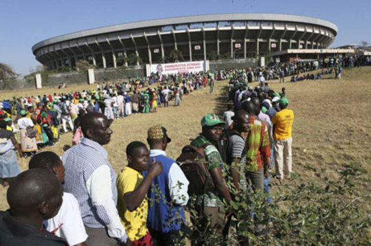 صف های مردم برای رفتن به یک استادیوم محل سخنرانی رئیس جمهور زیمباوه