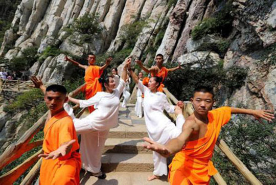 تمرین یوگا و کنگ فو در معبد شائولین در دنفنگ چین
