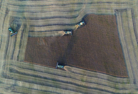 تصویری هوایی از ماشین آلات کشاورزی در منطقه کراسنویارسک روسیه