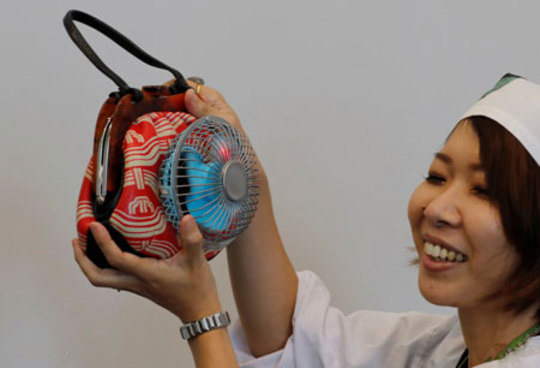 یک کیف مجهز به پنکه در هوای گرم ژاپن