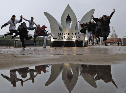 طرفداران مایکل جکسون مقابل یک بنای یادبود وی در لندن