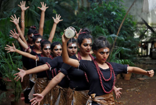 دختران هندو شرکت کننده در یک مراسم مذهبی در بمبئی