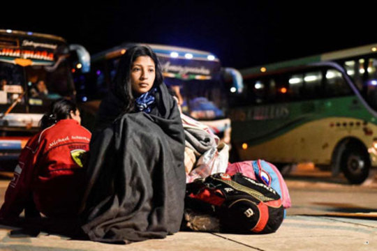 دختر 16 ساله ونزوئلایی در مرز اکوادور و پرو پس از مهاجرت از کشورش به دلیل بحران اقتصادی