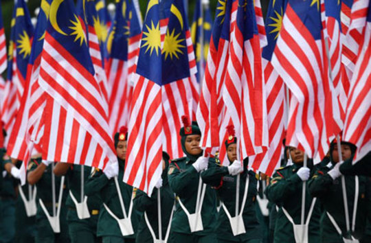 گروهی از دختران دانش آموز مالزی در مراسم جشن ملی این کشو