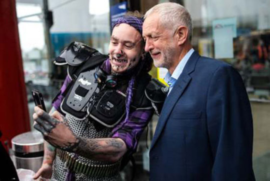 سلفی گرفتن یک مرد با رهبر حزب کارگر بریتانیا در شهر لیورپول