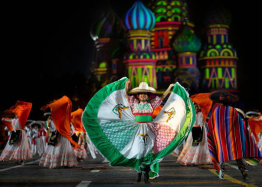 شرکت کنندگان مکزیکی در جریان برگزاری جشنواره بین المللی موسیقی نظامی در میدان سرخ مسکو