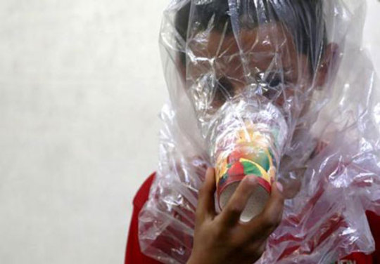 ماسک گاز دست ساز در شهر ادلب سوریه/ رویترز