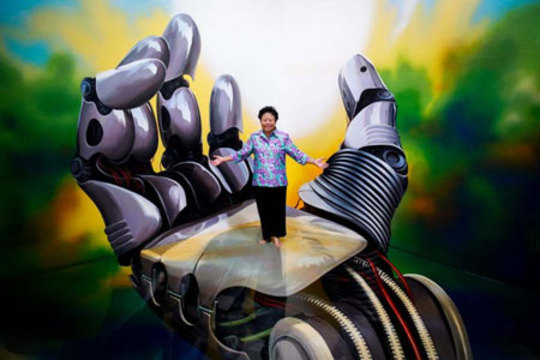 یک بازدیدکننده از نقاشی 3D در بانکوک تایلند