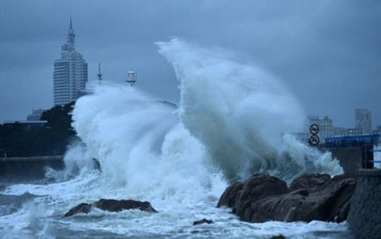 برخورد امواج به ساحل در کینگدائو، چین