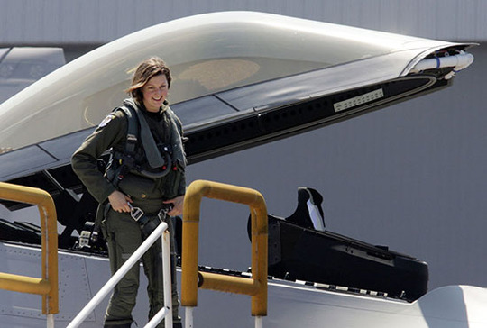 جمی جمیسیون، اولین زن خلبان هواپیمای جنگنده F-22A Raptor در آمریکا 