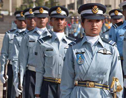 گروه زنان خلبان در رژه در یک پایگاه هوایی پاکستان