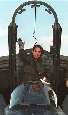 جو سولتر، اولین زن خلبان نظامی نیروی هوایی بریتانیا پس از فرود در اسکاتلند