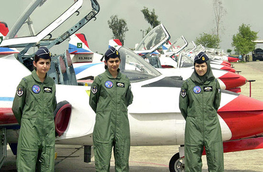 اولین زنان خلبان در پاکستان در کنار هواپیماهای آموزشی 