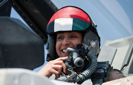 مریم المنصوری ، زن خلبان نیروی هوایی امارت عربی متحده در هواپیمای