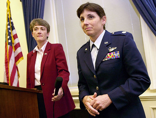 هیزر ویلسون، عضو مجلس نمایندگان و مارتا ماک سالی، سرهنگ دوم نیروی هوایی آمریکا در کنفرانس مطبوعاتی در واشینگتن