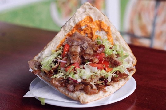 دنر کباب

ساندویچ خوشمزه و معروف ترک که در ایران نیز طرفداران زیادی دارد، نیز در این فهرست قرار گرفته است. این ساندویچ در شمال‌غرب ایران به دنر و در شهرهای دیگر ایران به کباب ترکی نیز معروف است.