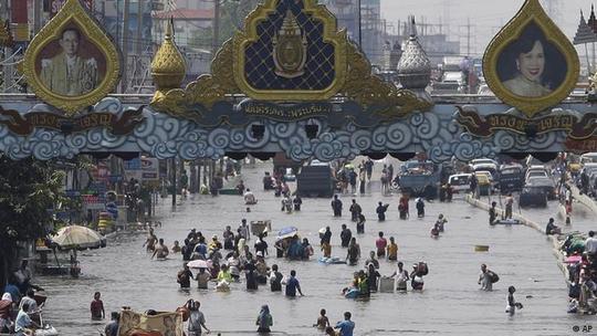 بانکوک (تایلند)
بیش از ۱۰ درصد از شهروندان تایلند در مناطقی زندگی می‌کنند که ممکن است تا سال ۲۰۵۰ زیر آب بروند. بانکوک، پایتخت تایلند که تصویر فوق، سیل در این شهر را در سال ۲۰۱۱ نشان می‌دهد فقط ۵/ ۱ متر از سطح دریا بالاتر است و شدیدا در خطر زیر آب رفتن قرار دارد. ارزیابی‌ سازمان زیست‌محیطی 