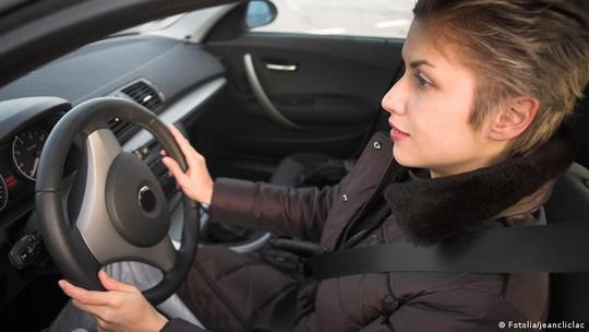 در جاده‌ها از خود محافظت کنید
هرسال در آلمان حدود ۴۰۰۰ نفر در حوادث جاده‌ها می‌میرند. بستن کمربند ایمنی در اتومبیل خطر مرگ یا آسیب جدی را تا ۵۰ درصد کاهش می‌دهد. دوچرخه‌سواران و موتورسواران می‌توانند خود را با یک کلاه ایمنی از صدمات مهلک محافظت کنند.