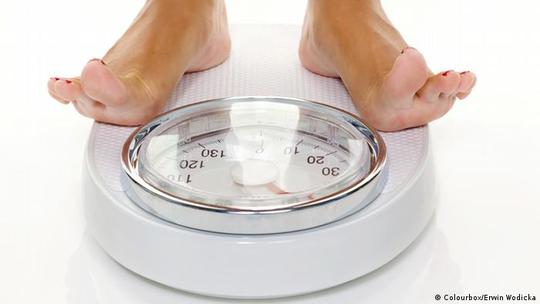 وزن‌تان را کم کنید
آیا اضافه وزن دارید؟ کم شدن وزن شما را از ابتلا به بیماری‌های قند و بیماری‌های قلبی-عروقی مصون‌تر می‌سازد. راه سالم برای از دست دادن وزن اضافی بدن تغییر رژیم غذایی است و ورزش منظم. چاقی عمر افراد را به طور متوسط تا ​​سه سال کاهش می‌دهد.