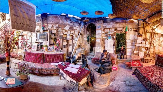 کارگاه بافت فرش-قدیمی ترین و یکی از مهم ترین صنایع در ایران- در شیراز