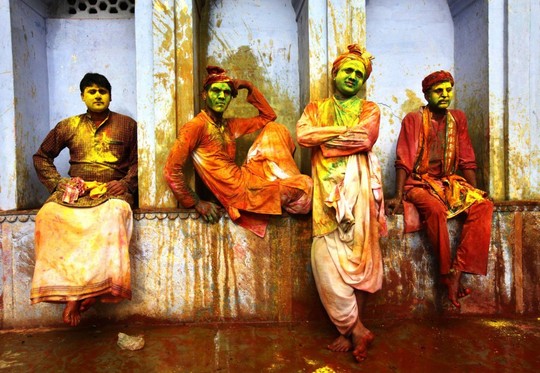 جشنواره پرتاب رنگ در هند