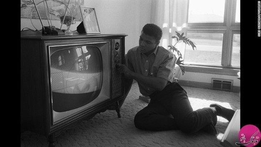 علی در حال تماشای تلویزیون در سال 1963