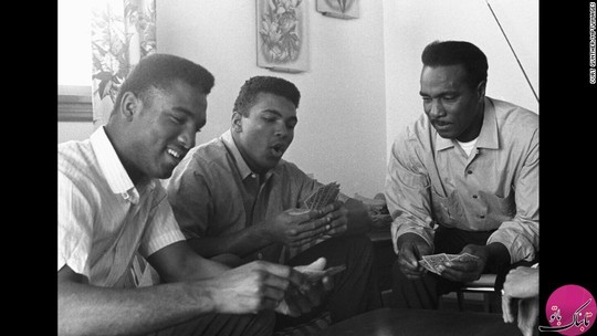علی در حال کارت بازی با پدر و برادر در سال 1963
