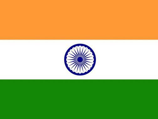 رنگهای پرچم هند نشان ازتنوع ادیان د این کشور است. رنگ نارنجی که نشانه شهامت است برای دین هندو و بودایی مهم میباشد. سفیدسمبل پاکی وسبز ایمان وباروری است. دایره آبی رنگ دروسط هم 