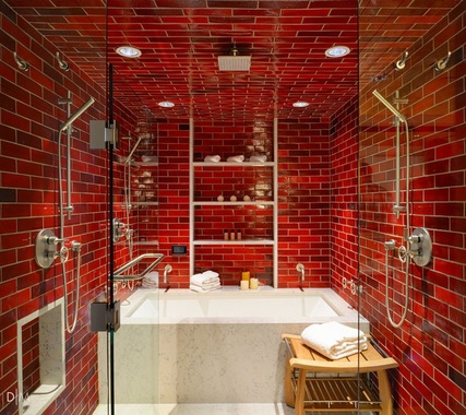 در طراحی داخلی این حمام از کاشی‌هایی با سایه‌های مختلف رنگ قرمز برای پوشش دیواره‌ها و سقف استفاده شده اســت.