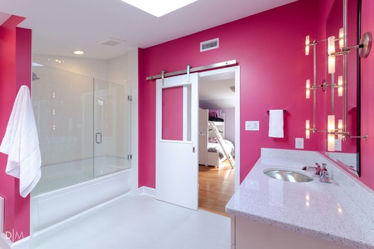 رنگ‌آمیزی دیوارها با رنگ سرخابی زنده یکی از بهترین راه‌ها برای جذاب کردن سرویس بهداشتی برای کودکان اســت که در این حمام اجرا شده اســت.