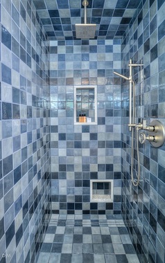 این حمام طراحی ساده‌ای دارد و تنها استفاده از کاشی‌های مربعی شکل در طیف‌های مختلف رنگ آبی در تمامی دیواره‌ها و سقف باعث ایجاد فضایی متفاوت شده اســت.