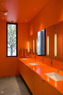 این سرویس بهداشتی با رنگ نارنجی تندش صبح‌ها شما را کاملاً بیدار و سرزنده می‌کند.