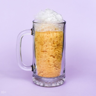 یک اسفنج و یک کیسه درون لیوان کاملا شبیه به یک لیوان آبجوی خنک شده اسـت.