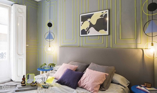 دیوارهای این اتاق خاکستری روشن هستند اما به دلیل اجرای خطوط مستطیل شکل به رنگ سبز فسفری بر روی آن، اتاق زنده و متفاوت شده است.