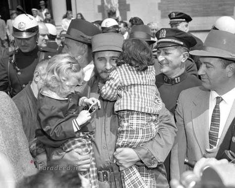 فیدل در بازدید از باغ وحش نیویورک دو کودک امریکایی را در آغوش گرفته است. 